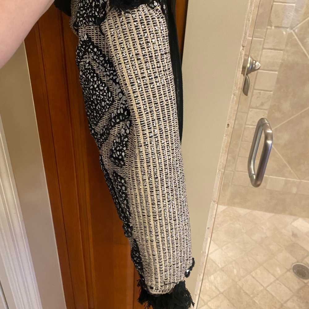 Oversized Woven Tote - Picture 11 of 14
